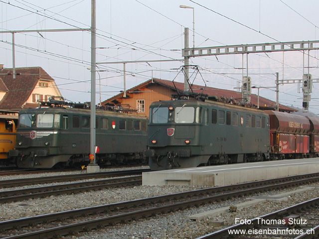 2 grüne Ae 6/6 in Spiez
Treffen zweier grüner Ae 6/6 im BLS-Bahnhof Spiez. 11408 "Solothurn" mit Chromstreifen und die andere Lok aus der Serie ohne.
