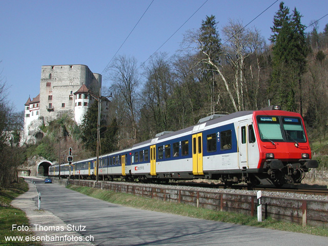 NPZ vor Schloss Angenstein
Ein NPZ der S3 hat soeben den Angensteintunnel unter dem gleichnamigen Schloss verlassen und das Einfahrsignal von Aesch passiert. Noch hat der die neuen Zielanzeigen auf der Stirnseite nicht erhalten.
