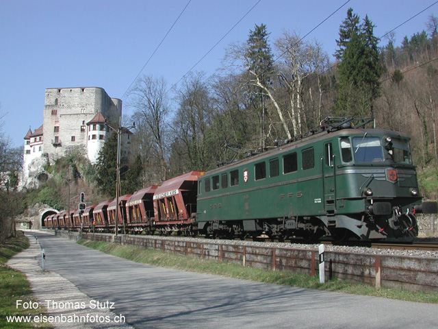 Kieszug im Laufental
Einer der wenigen Güterzüge, die im Fahrplan 2003 im Laufental verkehren, ist der Kieszug 72126. Im nächsten Bahnhof (Grellingen) hat er Kreuzung mit der S 3 Laufen - Basel SBB - Olten.
