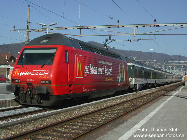 Re 460 "golden arch hotel"
Werbelok "golden arch hotel" mit EW4-Pendel als IR 629 Genève Aéroport - Basel SBB. Noch sind ausschliesslich EW4-Pendelzüge (sowohl SBB- als auch BLS-Züge) auf der Strecke Basel SBB - Genève Aéroport anzutreffen. Bereits ab Dezember 2003 sollen aber die ersten ICN (der 2. Serie) auf dieser Strecke zum Einsatz kommen.

