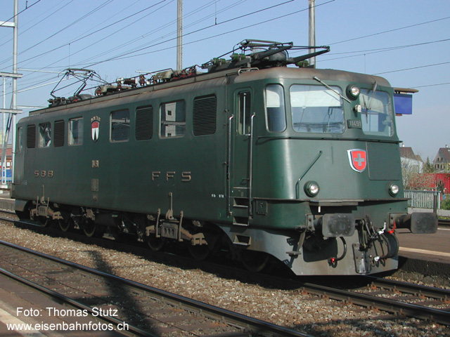 Ae 6/6 11491
Wieder ein Foto einer grünen Ae 6/6 aus dem Archiv. Hier präsentiert sich die Lok 11491 in Pratteln auf der Fahrt als Lokzug 27137 von Basel RB nach Rheinfelden.
