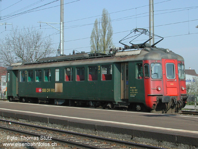 RBe 4/4 1405
Nur noch für dienstliche Zwecke steht der RBe 4/4 1405 im Einsatz, hier auf einer Instruktionsfahrt für Lokpersonal im Raum Basel. Der RBe 4/4 weist auf einer Frontseite (nur knapp erkennbar) immer noch die "Seetal-Bemalung" gelb-orange-gelb auf.
