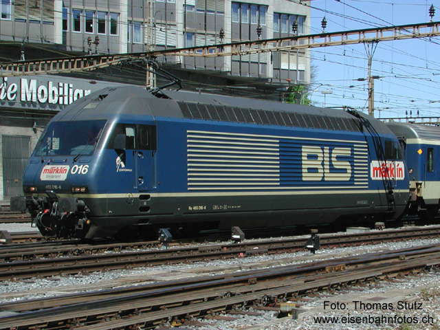 BLS mit Märklin-Kleber
Erst seit dem Fahrplanwechsel im Dezember 2002 sind die Re 465 mit BLS-Wagen zusammen in Pendelzügen unterwegs (aber mit SBB-Steuerwagen Bt4), hier als IC 870 Brig - Basel SBB. Die Re 465 016-4 "Centovalli" ist immer noch mit einem Aufkleber "Märklin Sonderfahrt" beschriftet.
