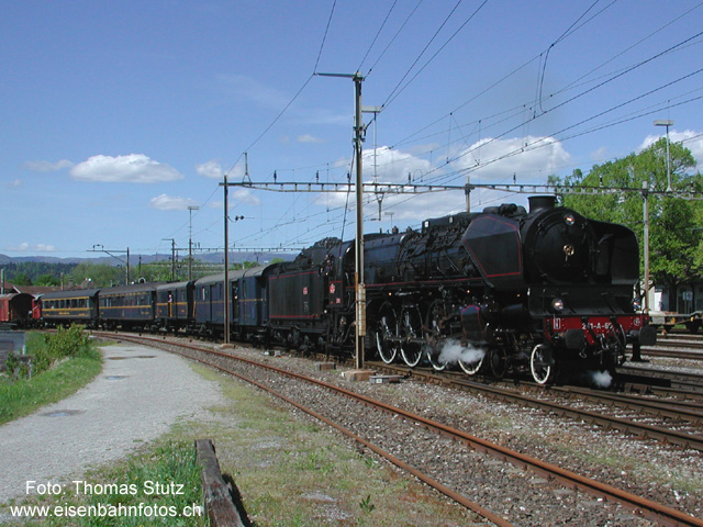 Dampflok 241-A-65
Die Dampflok 241-A-65 des gleichnamigen Vereins fährt mit einem Extrazug von Kerzers kommend im Bahnhof Lyss ein.
