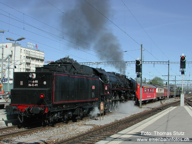 Dampflok am Schluss
Die 241-A-65 bleibt auch nach dem Richtungswechsel in Biel/Bienne am Zug und unterstützt den BDe 4/4 auf der Fahrt Richtung Solothurn.
