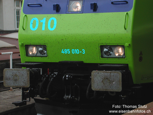 Frontseite Re 485
Auch auf der Frontseite sind reflektierende Anschriften angebracht. Die Loknummern (gross und klein) erhalten beim Blitzeinsatz eine andere Farbe. Zum Vergleich siehe auch nächstes Foto. Auf der ersten Fahrt der Lok herrschte übrigens einiger "Flugverkehr", der seine Spuren deutlich hinterlassen hat ...
