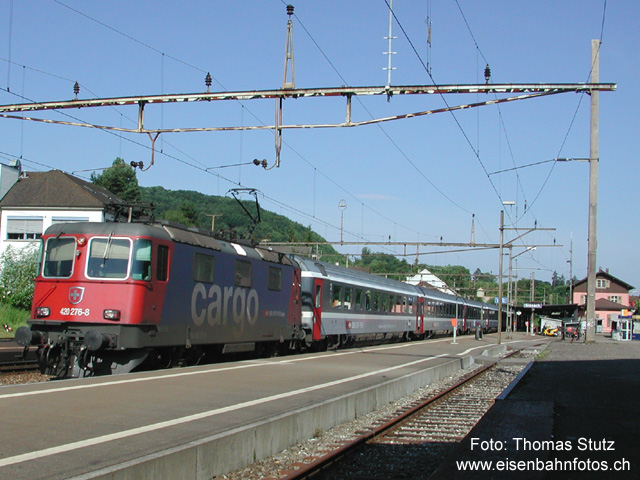 Re 420 276-8 "cargo"
Re 4/4 420 276-8 (11276) mit dem IC 345 "Riviera dei fiori" Basel SBB - Milano - Nice Ville bei der Durchfahrt in Sissach. Diese Lok war früher als Prototyp für das grüne Cargo-Design unterwegs (z.B. Fotos BD127 oder BD201 im Album "Fotos 2000"). Jetzt ist sie mit der Führerstandsignalisierung (FSS) für die Strecke Zofingen - Sempach-Neuenkirch ausgerüstet und regelmässig - trotz "cargo"-Anschrift - vor Reisezügen Basel SBB - Luzern zu sehen.
