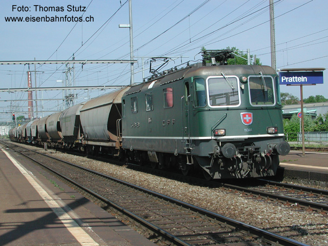 Re 4/4 II 11344
Eine noch grüne Re 4/4 II vor einem Getreidezug, der soeben Basel RB verlassen hat und Richtung Bözberg fährt. Im Güterverkehr im Mittelland werden vor schweren Zügen regelmässig auch 2 Re 4/4 in Doppeltraktion eingesetzt.
