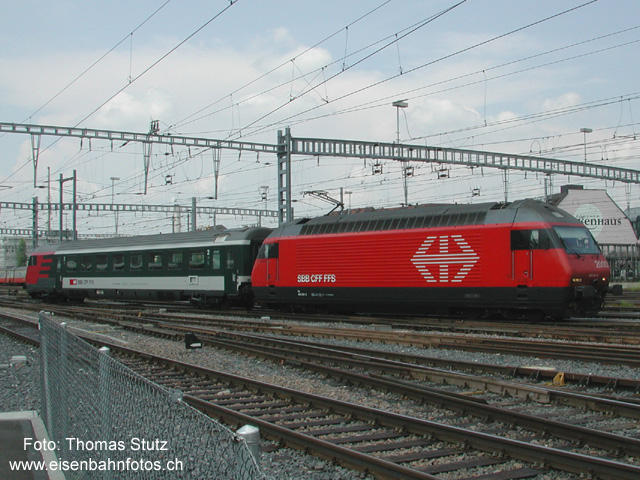KPZ = "kurzer Pendelzug"
KPZ = kurzer Pendelzug (Achtung: weder offizielle noch inoffizielle Abkürzung!) Diese seltene Komposition aus einer Re 460 und nur einem EW4-Steuerwagen ist im Bahnhof Zürich HB unterwegs, fotografiert vom "Fotostandort" am Perronende von Gleis 54.
