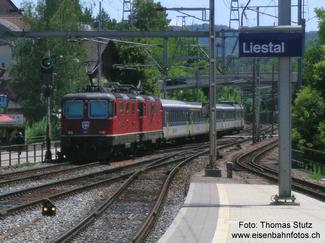 Starker "NPZ"!
Stark motorisierter NPZ! Montag bis Mittwoch sowie Freitag wird am Schluss des Zuges 17345 auf der Strecke Basel SBB (13.03) - Olten (13.42) eine Re 4/4 II überführt. Hier ist gleichzeitig der RBDe 560 durch einen weiteren Zwischenwagen und eine Re 4/4 II ersetzt, so dass es zu dieser sonst eher seltenen Zugsformation kommt.

