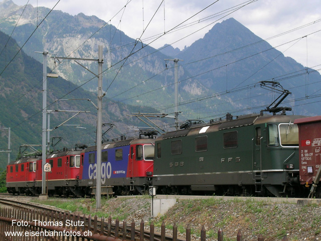 4 x Re 4/4 II
Gleich 4 Loks des gleichen Typs vor einem Zug gibts bei den Re 460 ab und zu. 4 Re 4/4 II vor einem Zug habe ich bisher allerdings noch nie gesehen.
