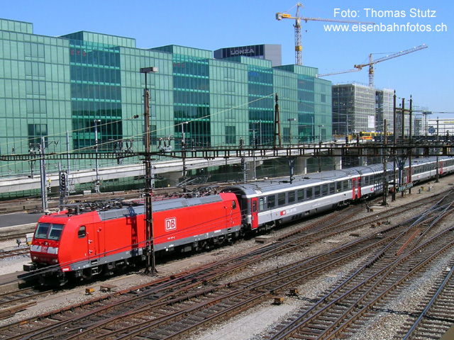 Cargo-Lok vor EC 7
Die Cargo-Lok 185 107-0 der DB kam nach einem Lokdefekt als Ersatz vor dem EC 7 "Rätia" Hamburg - Basel SBB - Chur zum Einsatz. Im Normalfall ist der Zug bis Basel SBB mit einer Lok der BR 101 bespannt. Der Zug fährt auf dem Bild mit 42 Minuten Verspätung in Basel SBB ein, wo er - infolge der Verspätung - zur Überraschung der Fahrgäste endet.
