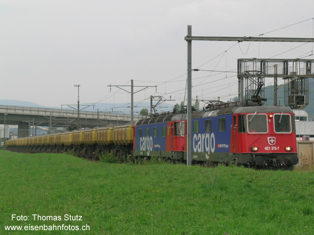 Re 10/10 "cargo"
Endlich habe ich sie im normalen Einsatz erwischt! Re 10/10 "cargo" mit den Loks 421 375-7 und 620 065-3 (übrigens eine Ref) warten nach erfolgtem Belad der Wagen im Anschlussgleis in Sissach (Seite Itingen) auf die Abfahrtszeit.
