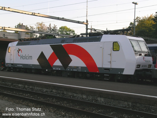 Re 482 009-8 "Holcim"
Seit dieser Woche ist die Re 482 009-8 als erste Werbelok ihrer Serie unterwegs. Hier wartet sie am Abend im Bahnhof Bülach auf den nächsten Einsatz. Sie wurde auf den Namen "Zürich-Oerlikon" getauft.
