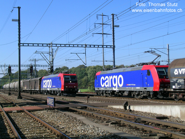 482er-Treffen
Treffen zweier Re 482: 482 015-5 (links) mit dem an der Formation bestens erkennbaren Zug 72123 Münchenstein - Siggenthal trifft im Bahnhof Möhlin auf 482 008-0 (rechts) mit dem abfahrbereiten Nahgüterzug 65734 nach Basel RB.
