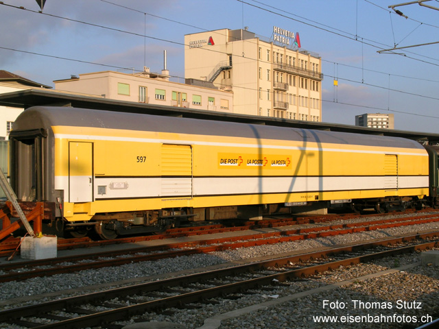 "neue" Postwagen
Von der SNCF wurden einige Postwagen übernommen, die anschliessend in der BLS-Werkstätte Bönigen für den Einsatz in der Schweiz angepasst wurden. Die Wagen sind für Tempo 160 zugelassen.

