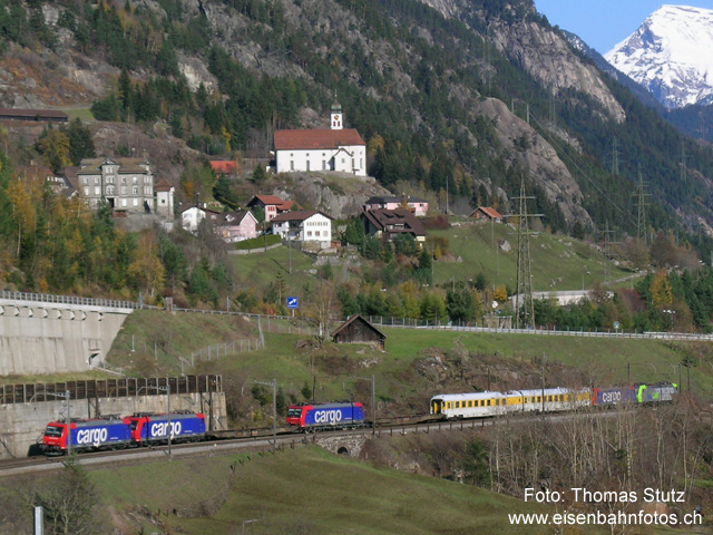 Viele Loks ...
Ein ganz spezieller Zug ist hier am Gotthard unterwegs. Die Re 482 018-9 und 017-1 auf der Bergseite, Re 482 001-5 in der Zugsmitte sowie Re 482 023-9 und von der BLS die Re 485 006-1 auf der Talseite führen zwischen Erstfeld und Göschenen Versuchsfahrten zum Nachschieben durch.
