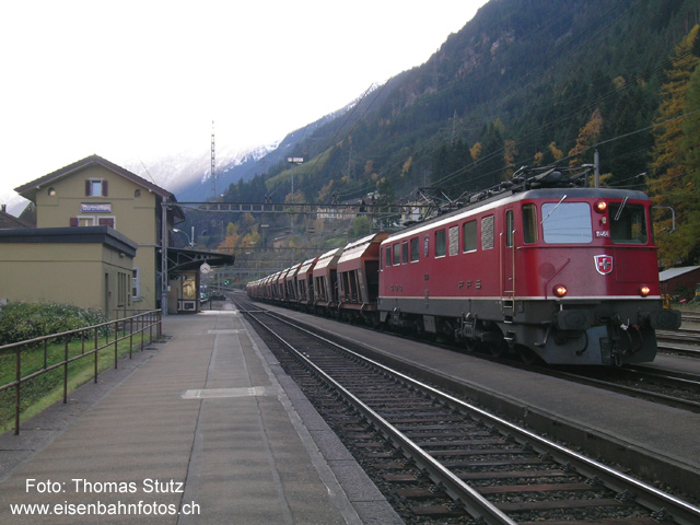 Ae 6/6 am Gotthard
Die Ae 6/6 sind heute am Gotthard fast nur noch im Schiebedienst Erstfeld - Göschenen im Einsatz. Hier kehrt aber die Lok 11464 "Erstfeld" mit einem Kieszug aus dem Tessin in den Norden zurück. Da das Gleis Gurtnellen - Zgraggen (Spurwechsel) wegen Bauarbeiten gesperrt ist, muss der Zug in Gurtnellen mehrere Kreuzungen und Überholungen abwarten.

