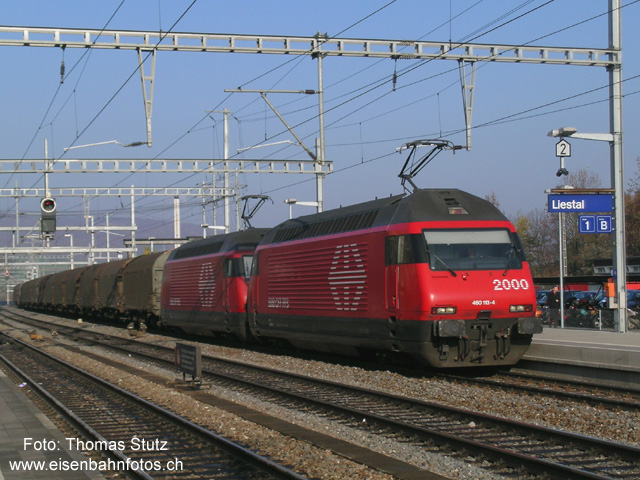 2 x Re 460
Während man am Gotthard Re 460-Doppeltraktionen vor Güterzügen (fast?) nicht mehr antrifft, sind die SBB-Güterzüge am Lötschberg normalerweise mit solchen bespannt. Die 2 Re 460 ziehen einen kurzen, aber schweren internationalen Ganzzug in der Morgensonne durch den Bahnhof Liestal Richtung Süden.
