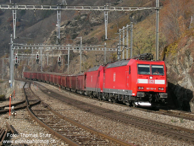 Zug 41061
Kurz darauf folgt der verkürzte 41061 mit 2 Loks der DB BR 185. Dieser Teil des Zuges erhält bei Maximallast von Spiez bis Kandersteg eine Schiebelok. An diesem Tag führen die beiden Zugteile jedoch nur 13 bzw. 8 Wagen. Das Traktionskonzept des Tonerdezuges variiert je nach eingesetzten Loks und Gewicht der Anhängelast. Ab Dezember 2003 heisst der Tonerdezug neu 48603 und startet bereits vor 4 Uhr in Basel Bad Rbf. Es wird also schwierig, ihn bei rechtzeitigem Verkehren in der Schweiz zu fotografien.
