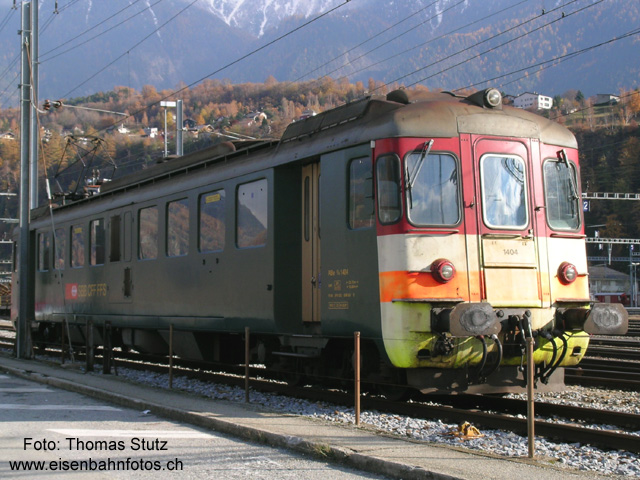 RBe mit "Seetalfront"
Noch immer erinnert die Farbgebung des RBe 4/4 an sein ehemaliges Einsatzgebiet. Zur besseren Sichtbarkeit für die Autofahrer wurden im Seetal die Regionalzüge auf der Frontseite mit einem auffälligen gelb-orangen Anstrich versehen.
