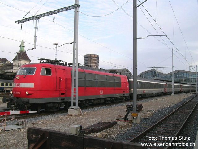 DB 103 in Basel SBB
Früher Stammgast in Basel SBB, heute eine Seltenheit: DB 103 233-3 bringt einen Leermaterialzug aus Deutschland zurück. Die Komposition aus 10 Wagen war seit Montag für Extrazüge zu einer Messe in Hannover an die DB ausgeliehen worden.
