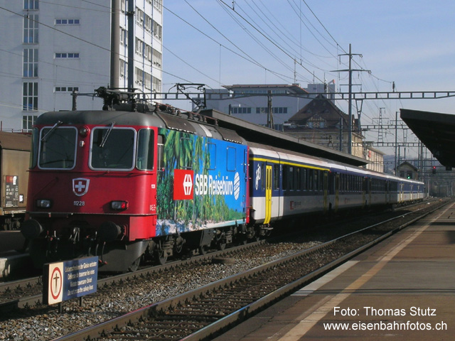 Re 4/4 II 11228 "Kuoni" im S-Bahn-Einsatz
Die Kuoni-Lok im langen Basler S-Bahn-Pendel.
