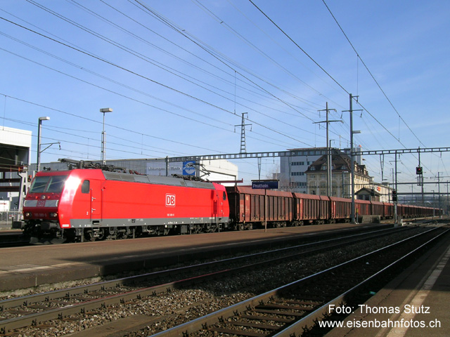 DB 185 mit einem Gotthard-Güterzug
DB-Lok im Auftrag der BLS mit einem Güterzug vom Gotthard her kommend.
