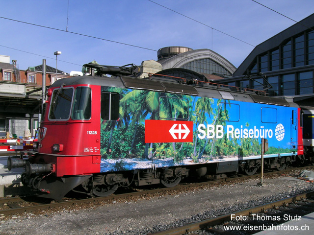 Re 4/4 II 11228 "Kuoni"
Nochmals die Kuoni-Lok nach Ankunft in Basel SBB. Seit die Züge im Bereich der Passerelle anhalten, kann man die Lok gut ausserhalb der Halle fotografieren (aber nur solange, bis die Perrondächer erstellt bzw. verlängert sind).
