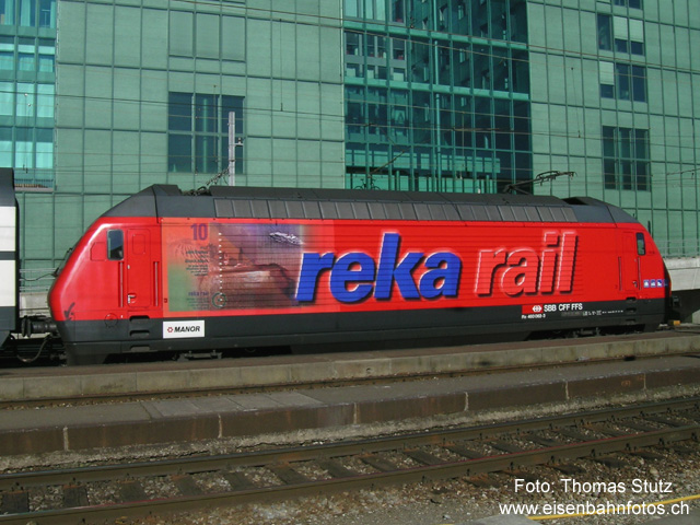 Re 460 062-3 "Reka Rail"
Rote Seite der "Reka Rail"-Lok. Die Rückseite (grün) würde hier weniger gut zum Hintergrund passen ...

