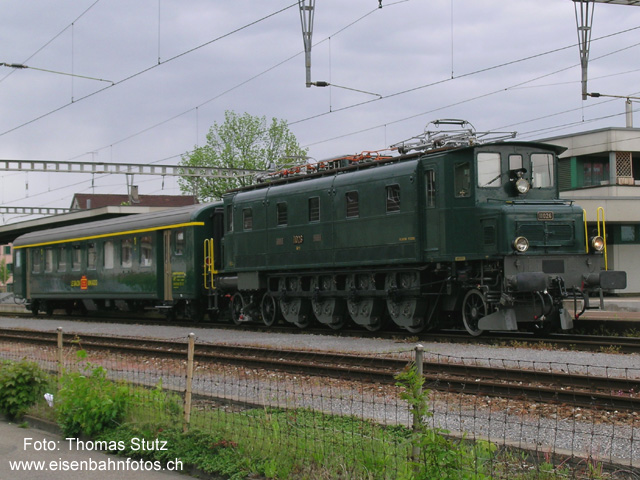 Ae 4/7 11026
Der Verein Mikado führte eine Extrafahrt ab Liestal durch. Da die Zuleitung des Zuges ab Brugg AG erfolgte, fuhr der Zug zum Umfahren nach Frenkendorf, wo dies wesentlich einfacher und vorallem ohne negative Beeinflussung des Zugverkehrs möglich ist. Zu einem Treffen mit dem Krokodil, das an diesem Tag ebenfalls mehrmals den Bahnhof Frenkendorf durchfuhr, kam es infolge Verspätung leider nicht.
