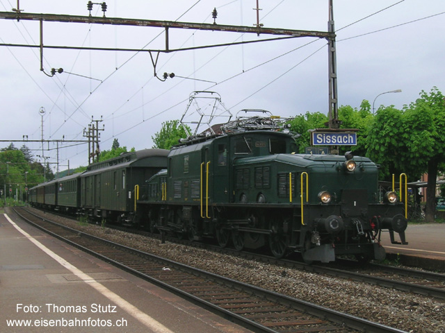 Ce 6/8 III 14305
Mit über einer Stunde Verspätung ist der Anschlusszug zum Treffen "Wieder Bahnpost Frankfurt - Basel" unterwegs. Dank geänderter Schmierhalte und Verzicht auf den Fotohalt in Gelterkinden kommt der Zug aber fast rechtzeitig in Olten an. Grund für die Verspätung des Dampfzuges aus Deutschland war eine Fahrleitungsstörung (!) in Rheinweiler bzw. der daraus resultierende Streckenunterbruch zur Evakuierung eines liegengebliebenen ICE und der anschliessende Einspurbetrieb.
