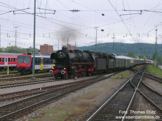 Dampflok UEF 01 1066
Der Historische Postschnellzug Basel - Frankfurt bei der Einfahrt in Basel Bad Bf. Dort wird auch die Siemens Dispolok am Zugschluss wieder beigestellt, die bereits am Morgen bis Basel Bad Bf am Schluss verkehrte.
