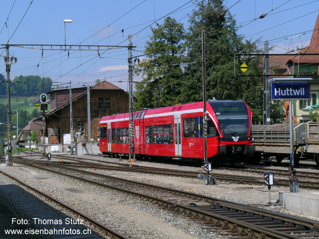 RM-GTW in Huttwil (1)
GTW 2/6 der RM in Huttwil abgestellt. Huttwil ist fahrdienstlich ein ganz interessanter Bahnhof. Der Bahnhof verfügt (zumindest Seite Ramsei/Langenthal) ausschliesslich über Handweichen! Das Ausfahrsignal zeigt deshalb auch keinen Fahrbegriff an, dafür in welche Richtung die Strecke gesichert ist (L = Langenthal).
