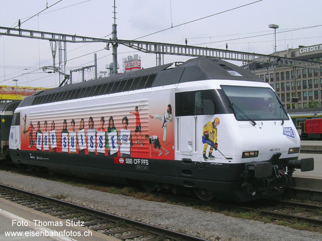 Re 460 "Hop Suisse"
Der IR via Lenzburg machts möglich: nochmals der gleiche Zug wie auf dem letzten Bild, diesmal bei der Einfahrt in Zürich HB. Auf der anderen Seite ist die Lok rot statt blau, mit der Aufschrift "Hop Suisse".
