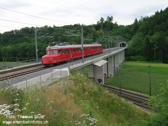 Roter Pfeil auf NBS
Der Rote Pfeil auf einer Extrafahrt mit aussergewöhnlichem Weg via Läufelfingen - Wanzwil (Neubaustrecke). Zum Glück verfügt die Neubaustrecke über herkömmliche Signale, denn der Rote Pfeil ist meines Wissens nicht mit ETCS ausgerüstet ... Der Extrazug war zwar verspätet, kam aber trotzdem 3 Minuten zu früh für ein gemeinsames Foto mit dem ICE 73.
