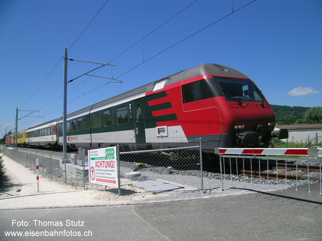 Barriere
Der Messzug passiert die Barriere auf der Kriegsschlaufe. Überall entlang der NBS wird mit Plakaten darauf aufmerksam gemacht, dass die Linie (für Testfahrten) bereits in Betrieb ist.
