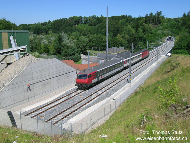 Zwischen 2 Tunnels
Auf der Rückfahrt hat der Zug soeben den Tunnel Ägerten verlassen, wird in der nächsten Sekunde die Murgbrücke befahren und nur kurz darauf im Tunnel Murgenthal (4742m, längster Tunnel der Neubaustrecke) verschwinden.
