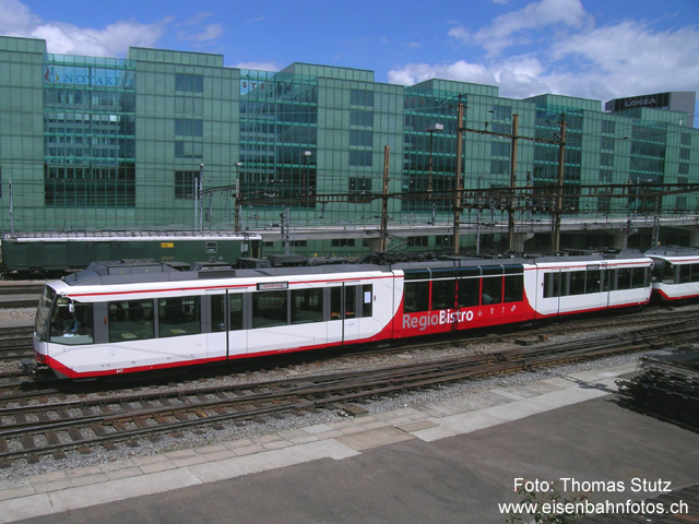 Karlsruher Stadtbahn in Basel
Ausflug zweier Karlsruher Stadtbahnwagen in die Schweiz. Nach der Einfahrt in Basel SBB wurden im Depot die Stromabnehmer ausgewechselt (90 Minuten Aufenthalt in Basel). Anschliessend ging die Fahrt durchs Laufental nach Kandersteg. Die Rückfahrt wird am Sonntag, 11.07.04 erfolgen (Basel SBB ab ca. 15.50).
