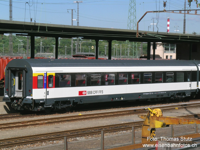 Neuer Servicewagen
Vor einer Woche trafen die ersten in Deutschland umgebauten Servicewagen AS in der Schweiz ein. Der Erstklasswagen hat ein Dienstabteil erhalten (rechts). Die rechte Wagentüre (ohne gelb-rote Bemalung) ist nur noch für den Zugang zum Dienstabteil, die Stirnwandtüre rechts wurde verschlossen. Der ganze Wagen ist Nichtraucher, teilweise Business-Abteil (mit Steckdose). Diese Wagen werden als Ersatz für Gepäckwagen in EW4-Pendelzügen verkehren. Das Gepäck wird in einer anderen Logistikkette befördert.
