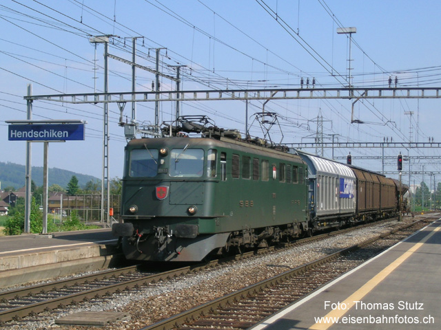 Ae 6/6 11491
Lok 11491 "Wohlen" (nicht allzu weit von Wohlen entfernt) mit einem kurzen, bunten Güterzug in den RBL.
