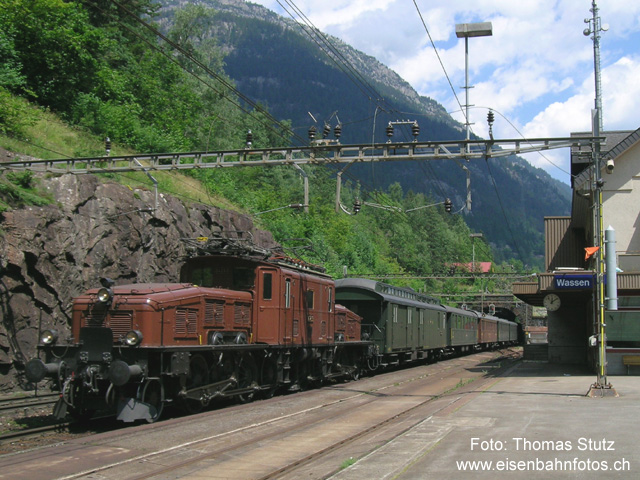 Ce 6/8 III 14253
Für Filmaufnahmen verkehrte das Erstfelder Krokodil mit 5 historischen Wagen den ganzen Tag (Erstfeld -) Gurtnellen - Göschenen hin und her.
