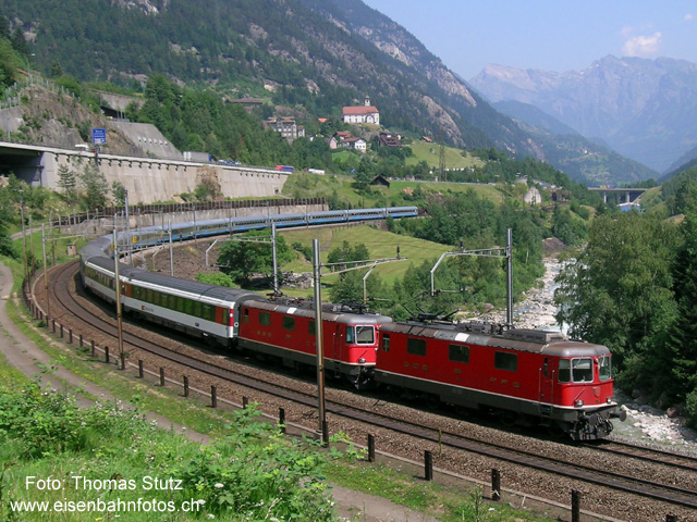 EC "Cinque Terre"
Der neu durch die Cisalpino geführte EC (statt IC) 383 "Cinque terre" Zürich HB - La Spezia mit Schweizer Verstärkungswagen vor der Komposition in den Cisalpino-Farben. An der Spitze die Standard-Doppeltraktion, farblich allerdings noch nicht ganz dazu passend. (Jetzt, wo man weiss, dass eine Re 4/4 II durchaus auch grau sein kann ...)
