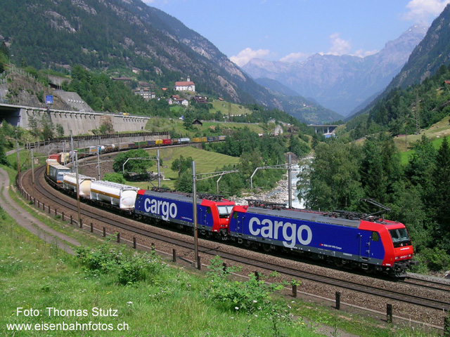 2 Re 482 am Gotthard
Was BLS Cargo kann, bringt auch SBB Cargo zustande: nur wenige Minuten nach der 485er-Doppeltraktion folgt eine 482er-Doppeltraktion, auch dies am Gotthard noch nicht alltäglich.
