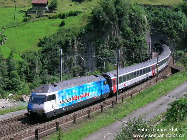 Re 460 "SRG idée suisse"
Meistens sind viele Werbeloks am Gotthard unterwegs. "SRG idée suisse" verlässt den Wattinger Kehrtunnel mit dem IC 256 "Verdi" Milano - Luzern - Basel SBB.
