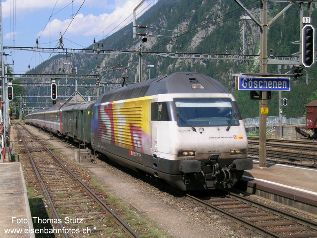 Re 460 "Leutschenbach I"
Auch die 3. Werbelok von SF DRS ist an diesem Tag am Gotthard unterwegs. IC 255 "Verdi" Basel SBB - Milano fährt in Göschenen erfreulicherweise durch Gleis 2 statt 3 Richtung Süden.
