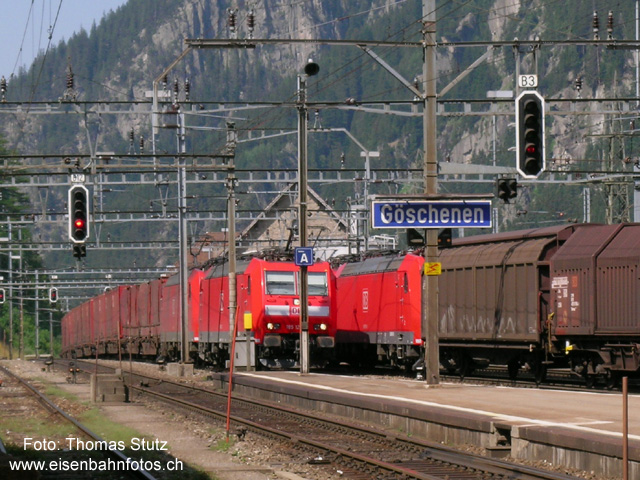 5 x DB 185 in Göschenen
Während des Aufenthaltes durchfährt ein BLS/DB-Zug den Bahnhof Göschenen Richtung Süden, ebenfalls mit 2 Loks der BR 185, zusätzlich mit der DB 185 144-3 am Zugschluss als Schiebe-/Bremslok.
