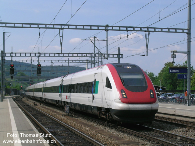ICN in Liestal
Einfahrt des ICN zum Distanzhalt (auf den vorausfahrenden IR Basel SBB - Liestal - Aarau - Lenzburg - Zürich HB) im Gleis 2 in Liestal.

