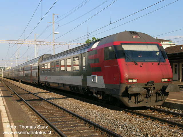 Flugzug mit Bt4
Seit Juli verkehren 2 von 3 Flugzug-Kompositionen mit einem EW4-Steuerwagen in einem Doppelstockpendel (die 3. Komposition ist ein normaler EW4-Pendel). Grund ist die Ausrüstung der Doppelstock-Steuerwagen mit ETCS. Anfänglich wurden EW4-Steuerwagen eingesetzt, die bereits mit ETCS ausgerüstet waren. Inzwischen wurden diese jedoch durch Steuerwagen ohne ETCS ersetzt, da zuviele Störungen auftraten. Der Übergang des letzten Doppelstockwagens wird mit einem speziellen Blech gesichert.
