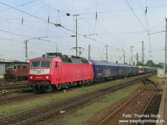 CNL 409 "Komet"
Normalerweise herrschen noch keine optimalen Fotoverhältnisse, wenn der CNL 409 "Komet" Hamburg - Basel SBB - Zürich HB in Basel Bad Bf eintrifft. Wenn er allerdings erst um 09.25 Uhr (mit über 160 Minuten Verspätung) eintrifft, sieht das natürlich anders aus. Im Hintergrund das "BLS-Depot" in Basel Bad Bf.
